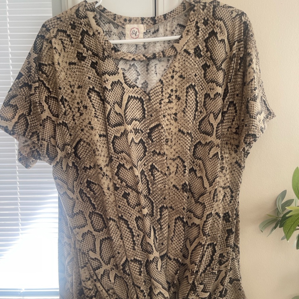Chic Snake Print Short Sleeve Top